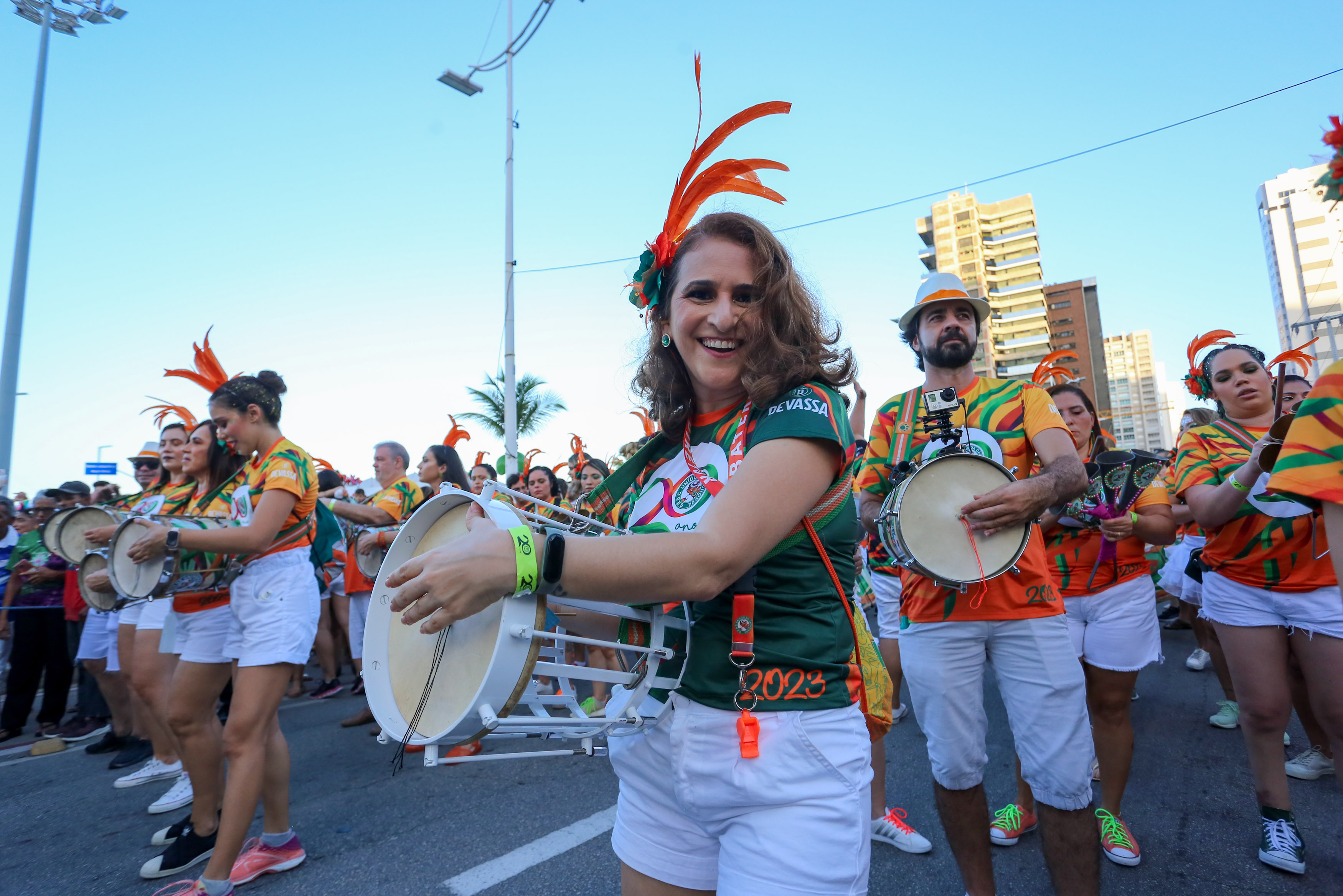 Iracema Bezerra tocando cuíca